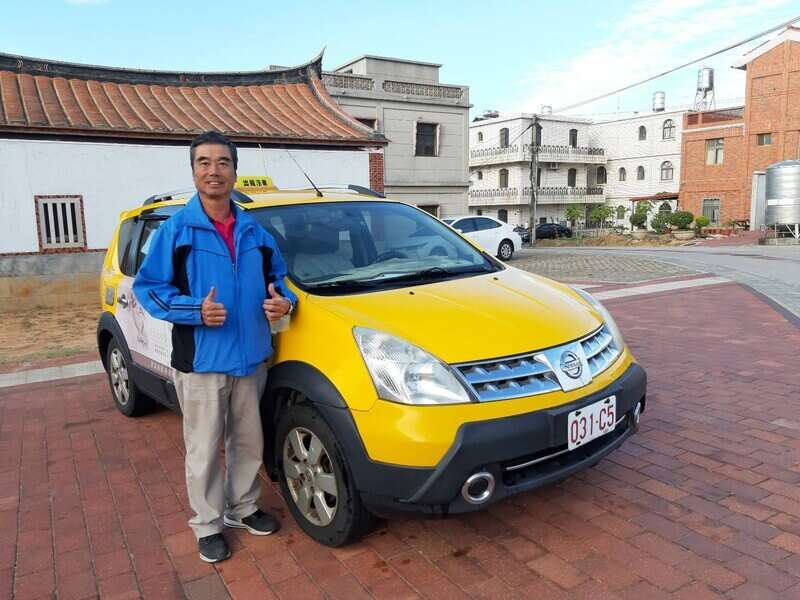 観光スポット前に停まる金門の観光タクシー。運転手兼ガイドが旅客を案内している