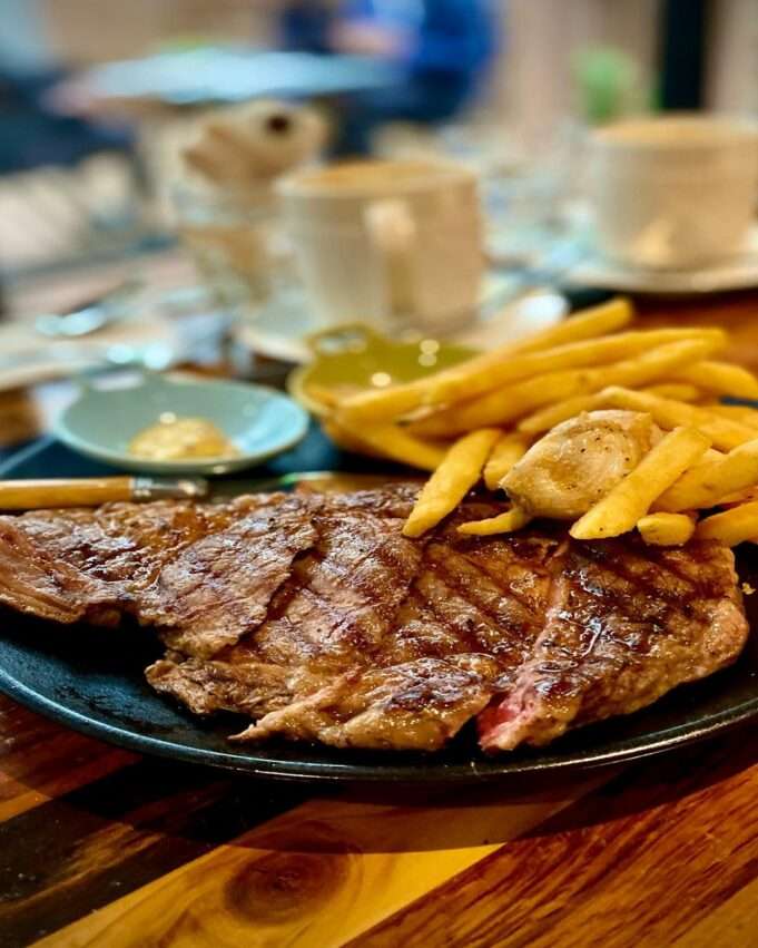 ConfitRémi 黒米のフレンチ料理の一皿