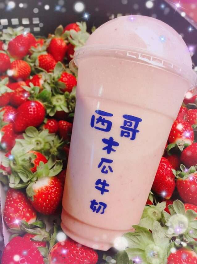 西哥木瓜牛奶の新鮮なパパイヤミルク。オレンジ色が鮮やかで濃厚そうな見た目