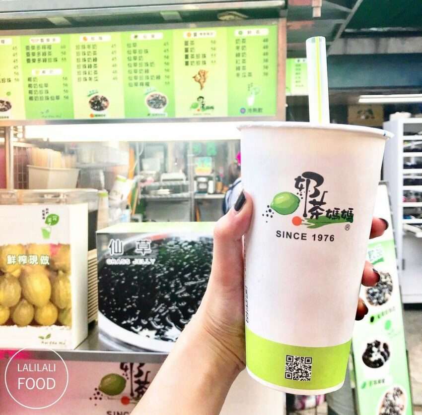奶茶媽媽のドリンクスタンド。タピオカミルクティーや仙草ドリンクのカップが並んでいる