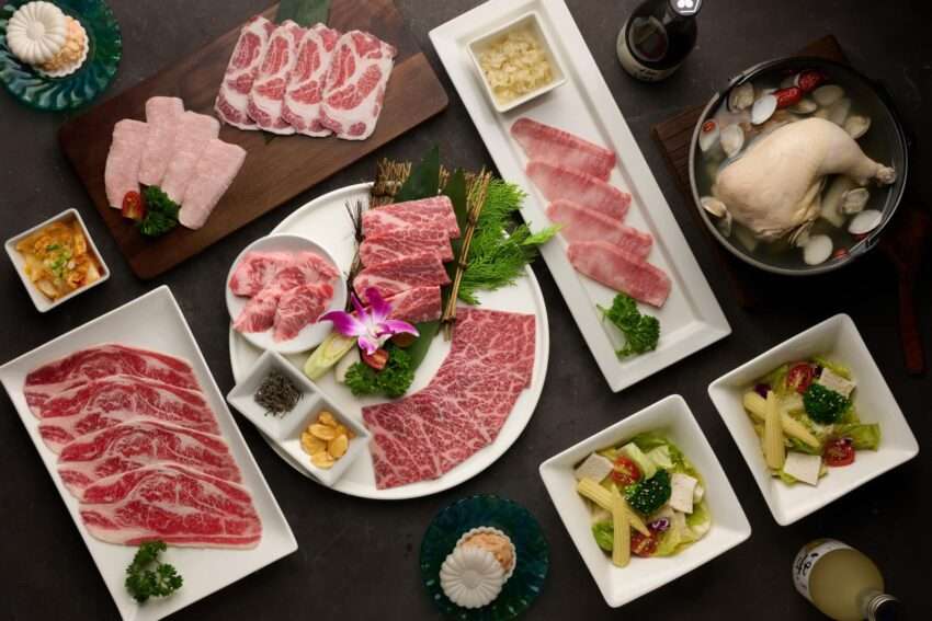 瓦庫燒肉の店内。季節感あるテーマ装飾が施された空間
