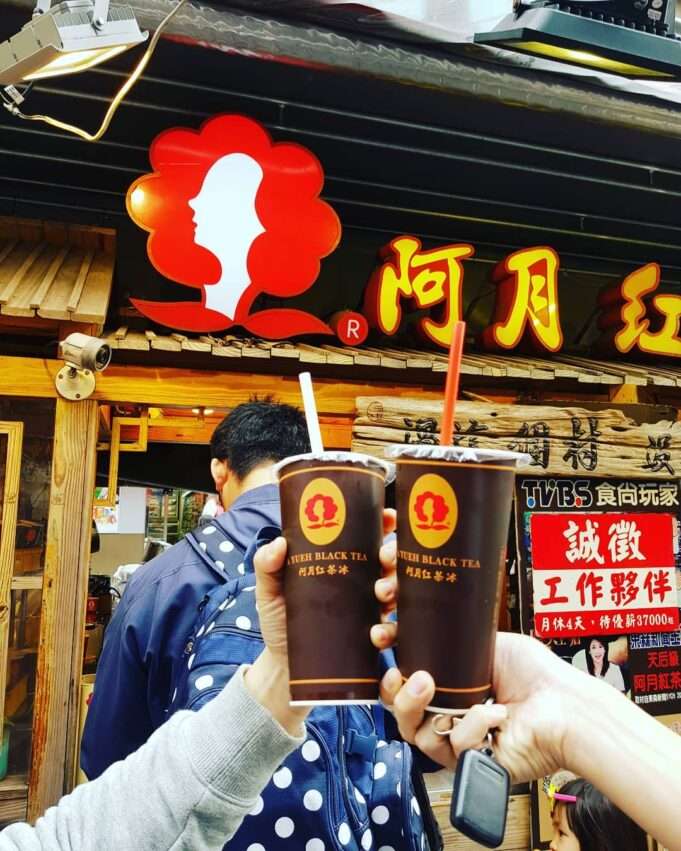 阿月紅茶冰の看板ドリンク。深い琥珀色で透き通った紅茶氷