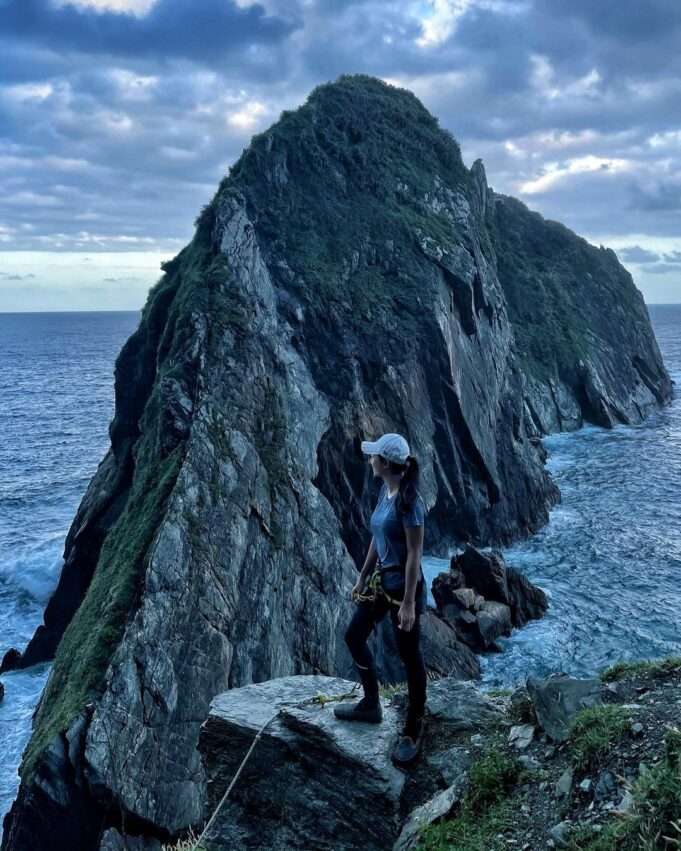 烏岩角の海岸。黒い礁岩と深い青の海水が鮮やかなコントラストを生む