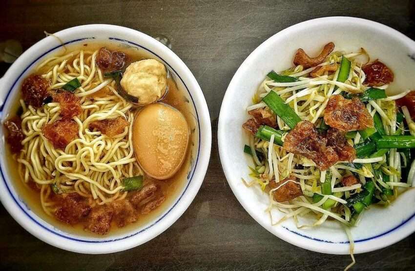 民雄椪皮麺の油麺に揚げ豚皮と肉そぼろが乗ったシンプルな一杯