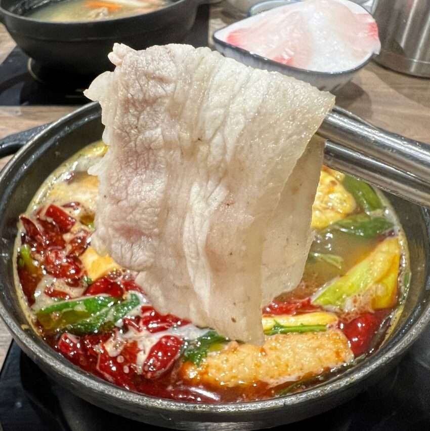 尬鍋台式潮鍋の鍋底と食材。色鮮やかで具材が豊富