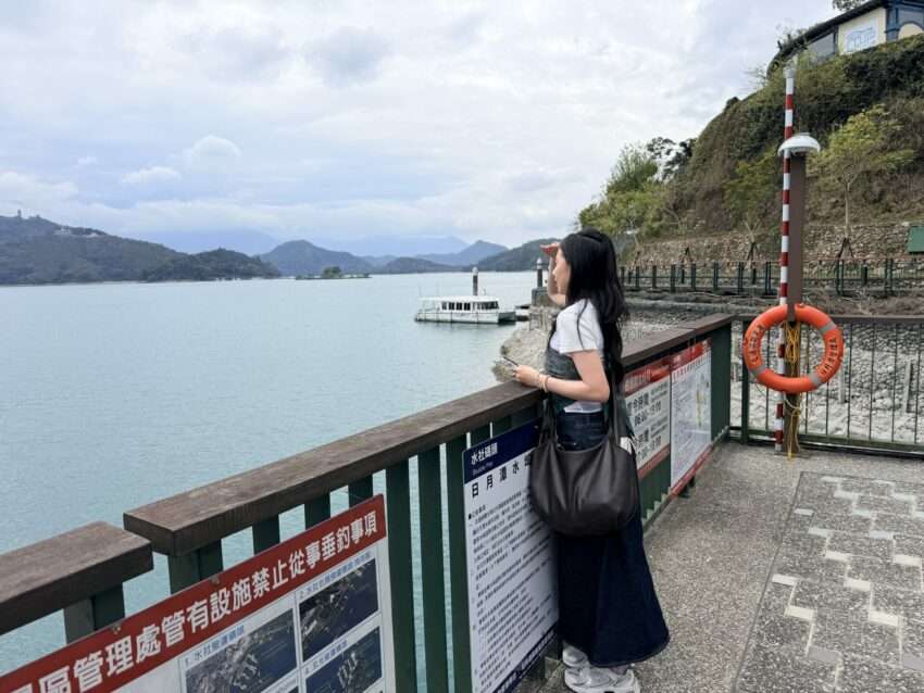 水社埠頭に複数の遊覧船が停泊し、埠頭そばに購票窓口と商店が並んでいる