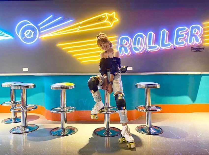 タルーカク Roller186 スケートリンクの広い室内コース。多くの来館者がローラースケートを楽しんでいる