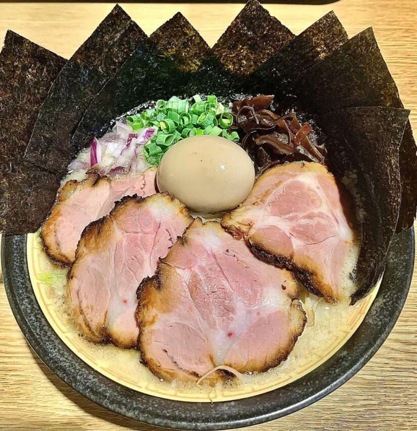 新光三越彩虹市集のラーメン屋台。丼が豊かに盛り付けられている