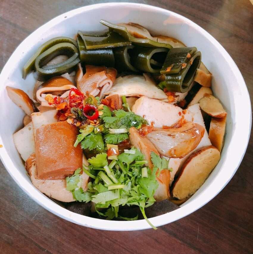 黄日香本店に並ぶ各種豆干。深みのある醤油色でしっかりと味が染み込んでいる