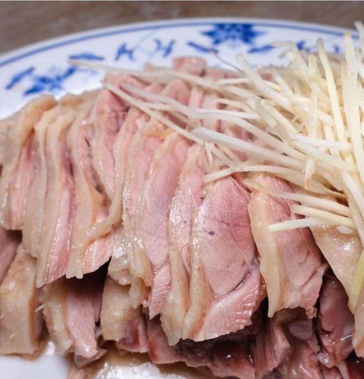 民雄鵝肉亭の料理と副菜の盛り合わせ