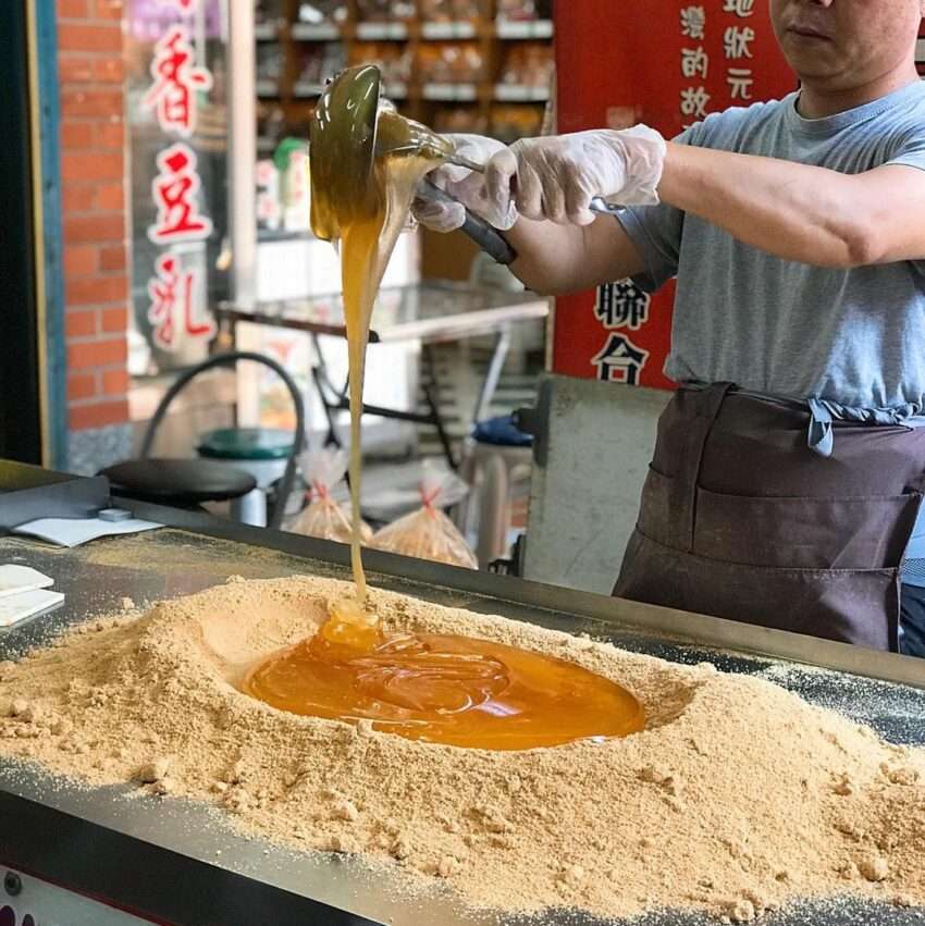 蔡記花生糖。整然と切り揃えられたピーナッツキャンディにぎっしりとピーナッツが詰まっている