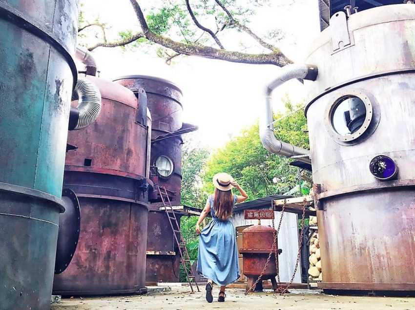 九樹森林創意旅居の外観。大きな木々に囲まれた民宿の自然豊かな景観