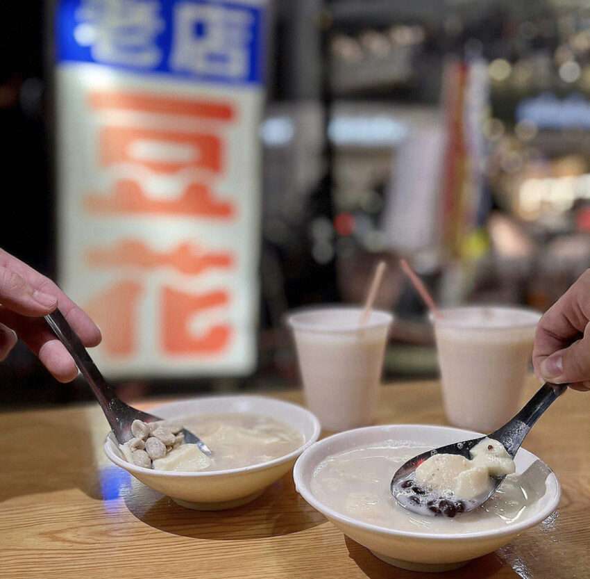 阿娥豆漿豆花の器盛り。豆乳ベースのなめらかな豆花
