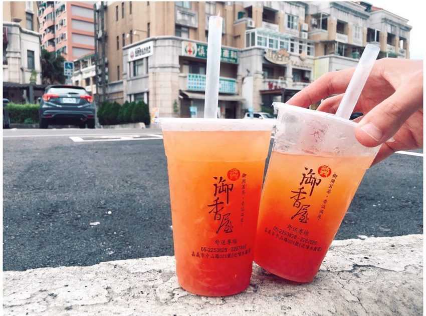 源興御香屋のグレープフルーツ緑茶。カップの中に新鮮な果肉が見える