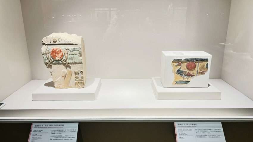 奇美博物館エジプト特別展の内部展示。文物と情景照明による古代エジプト空間の演出
