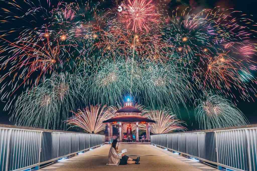 日月潭・水社碼頭の夜間花火音楽フェスティバル。華やかな花火が湖面に映り込む