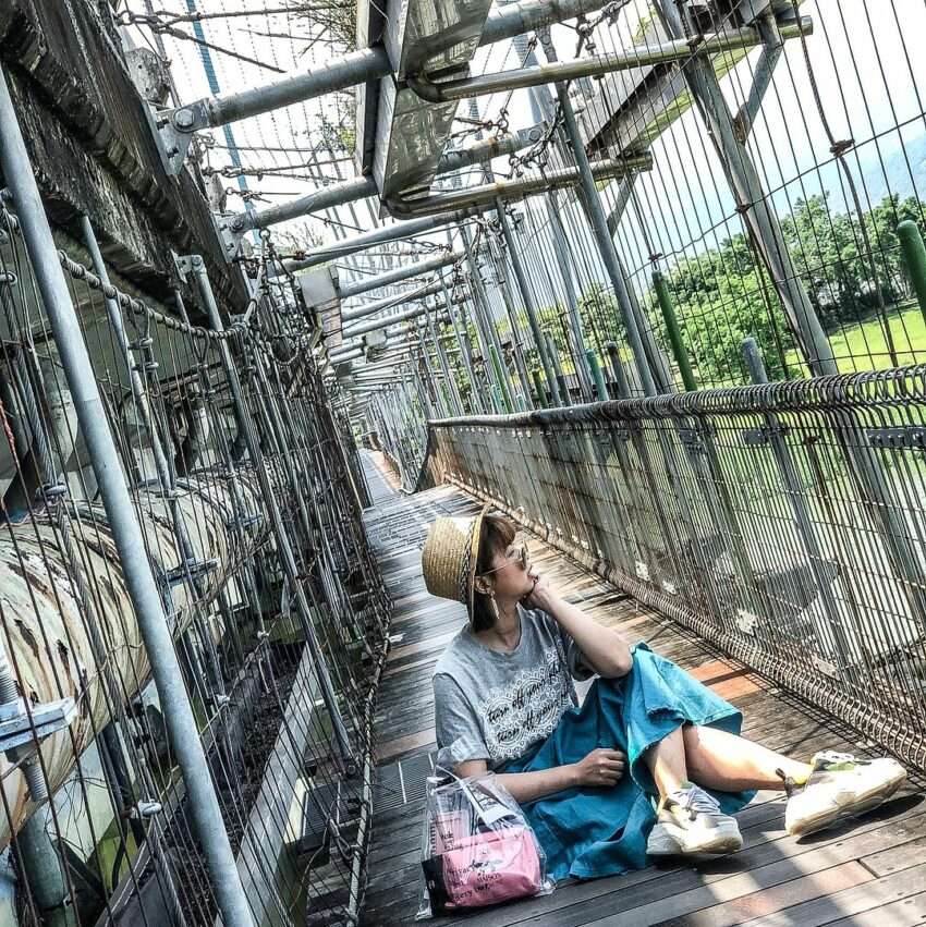 慶和橋・津梅棧道の遊歩道。宜蘭河沿いに緑豊かな植生が続き、のどかな雰囲気