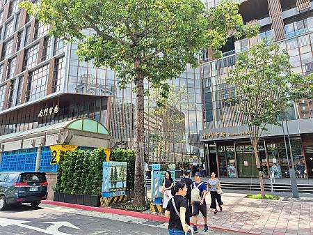 南門市場周辺の通りとMRT中正紀念堂駅方面を望む景色