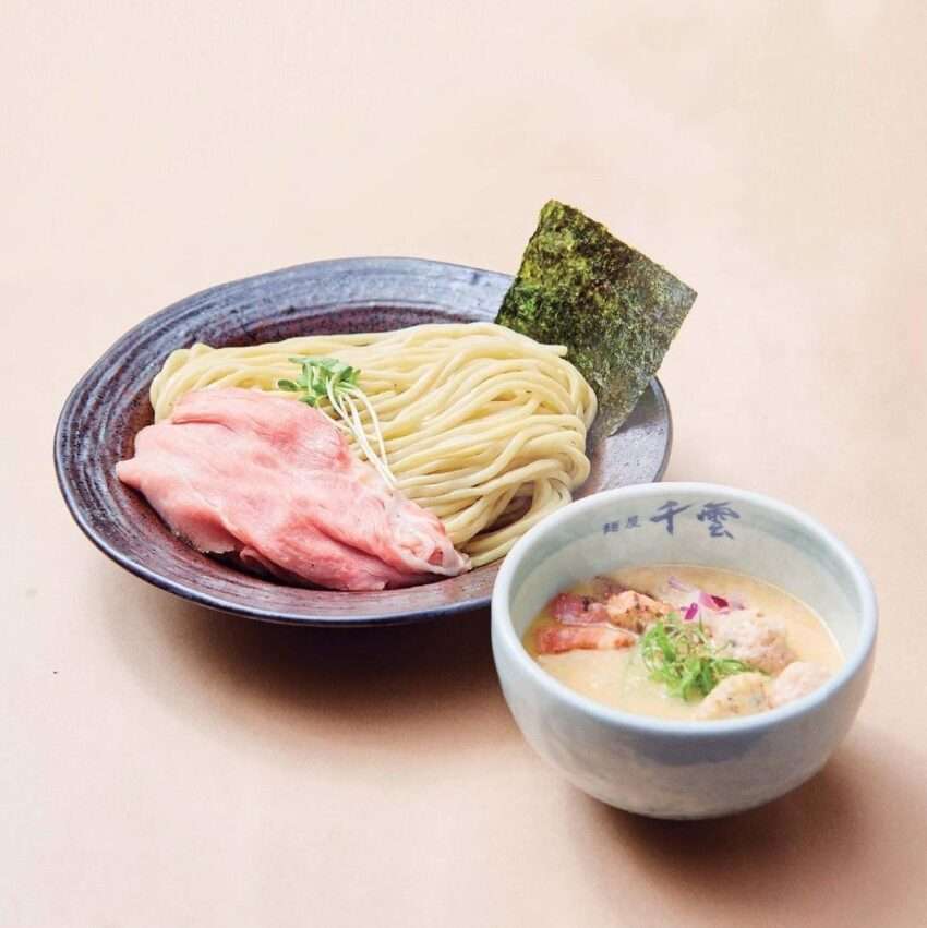 麺屋千雲の看板ラーメンのスープアップ