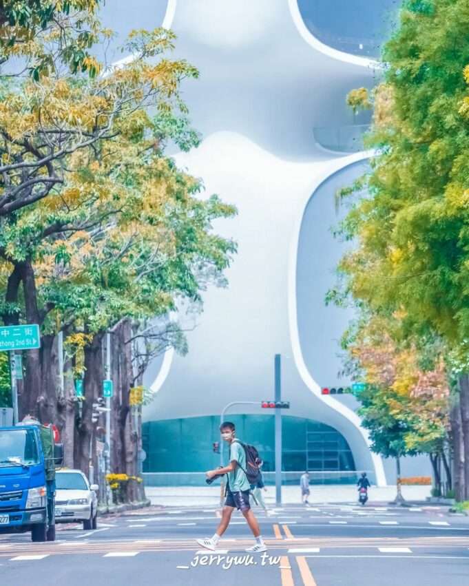台中国家歌劇院の曲面外壁の建築外観
