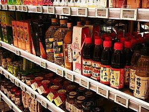 農会スーパーの調味料コーナーに並ぶ多彩な台湾産品