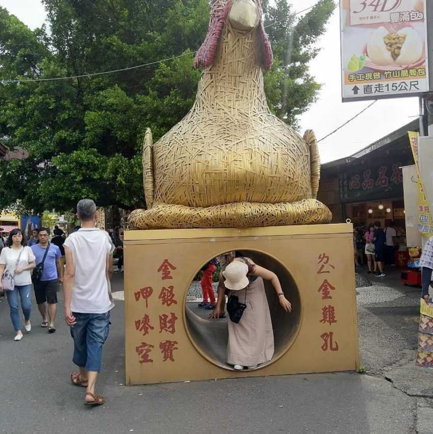紫南宮の廟内に整然と並ぶ金雞母の供奉エリア
