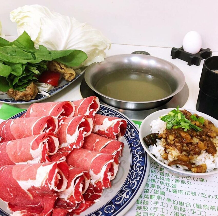 富樂台式涮涮鍋。個人用の小鍋に野菜と肉が盛られた台湾式しゃぶしゃぶ