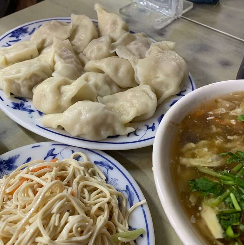 來來水餃の水餃と生煎包の盛り合わせ。皮が薄く具がたっぷり詰まっている