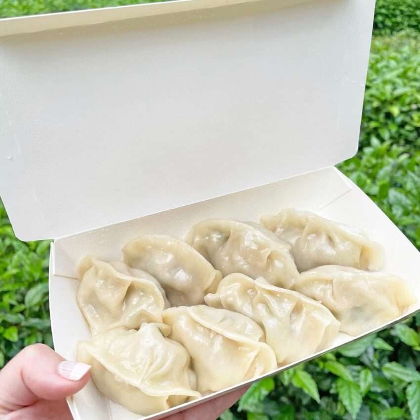 蒸餃棧の手作り蒸し餃子。皮が薄く具がたっぷり詰まって蒸籠に並んでいる