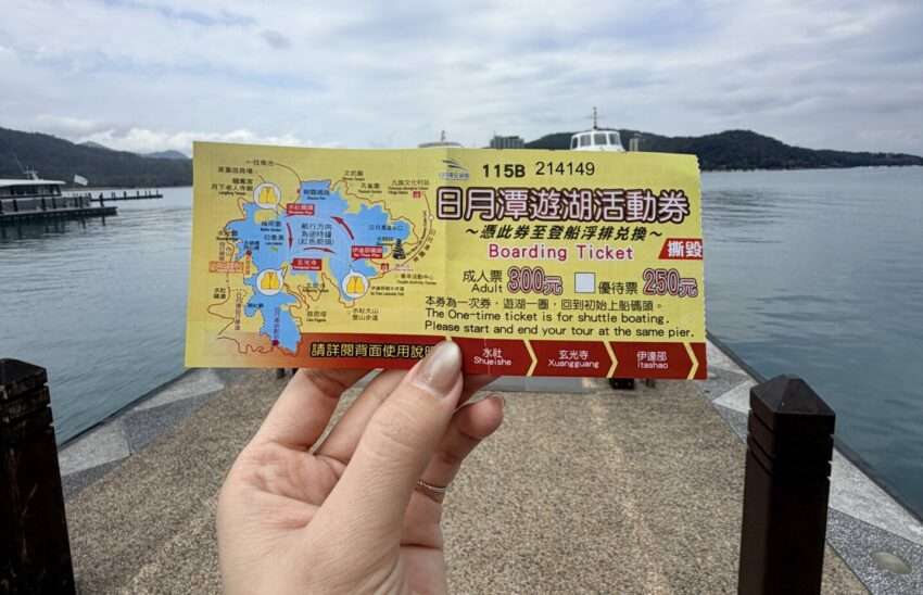 日月潭の早朝の穏やかな湖面。遊覧船が薄霧のなかをゆっくりと進んでいる
