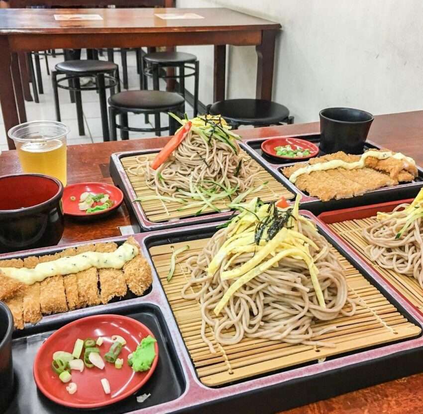 大醤川麺館の韓国式麺料理。深みのある赤いスープに具材が豊富に入っている