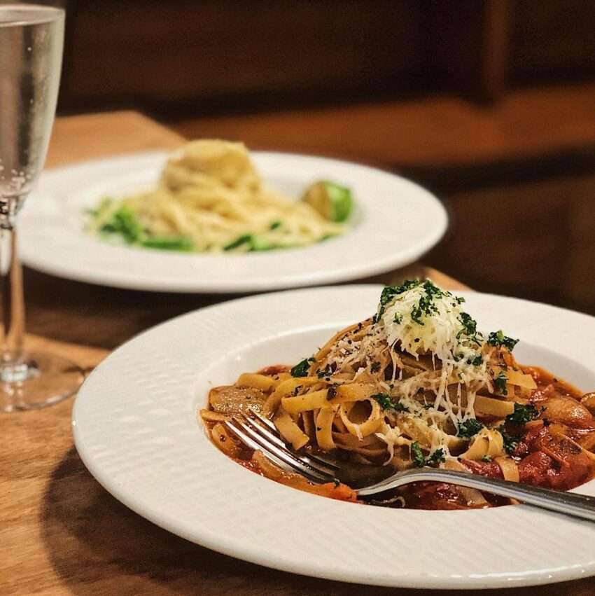 Piatto+菜のベジタリアン料理の盛り付け。繊細で層のある仕上がり