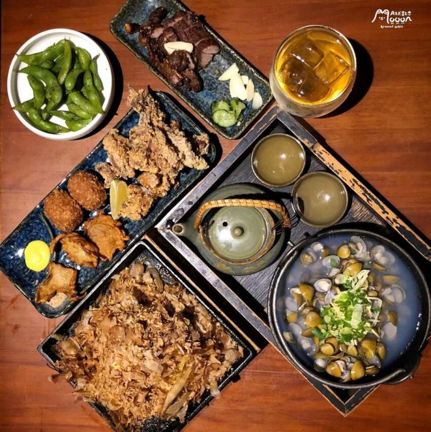 老時光燒肉酒肴の焼き肉料理。炭火の香りが漂う