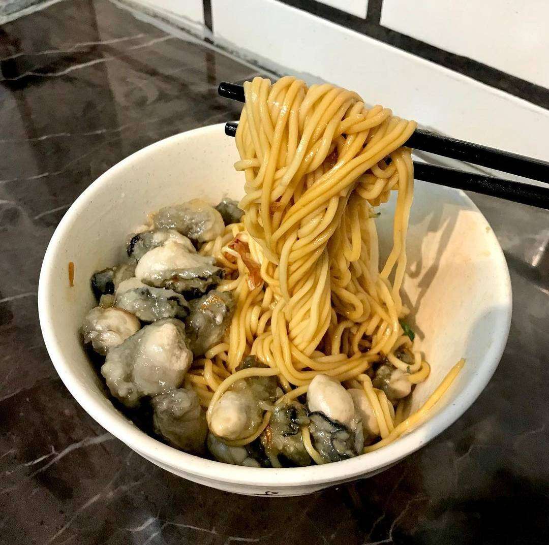 蚵仔之家の牡蠣料理。新鮮な牡蠣がたっぷりと盛られている