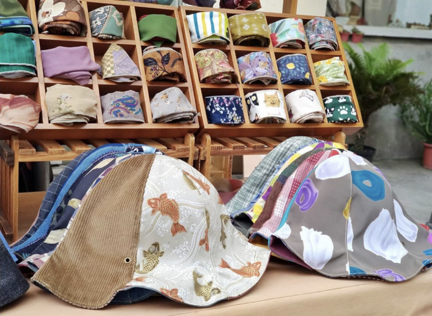 小牛村（Calf Village）の市集ブース。さまざまなクリエイティブ雑貨とハンドメイド商品が並んでいる