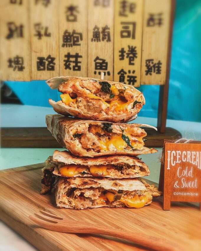 OT蛋餅の看板メニュー。外側がきつね色にカリッと焼き上がった蛋餅