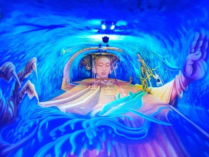 シュウダーユー物産館内のカラフルな3D海底トンネル壁画。媽祖・千里眼・順風耳の図像が描かれている