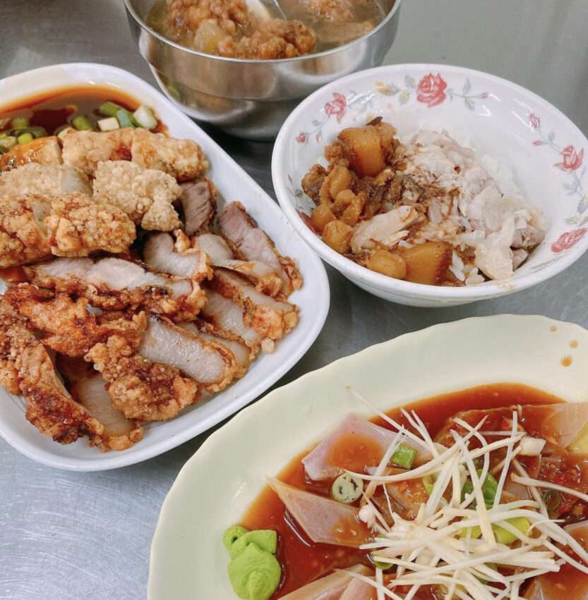阿霞火雞肉飯の七面鳥ご飯。細く柔らかい鶏肉がご飯の上に盛られ、特製タレがかかっている