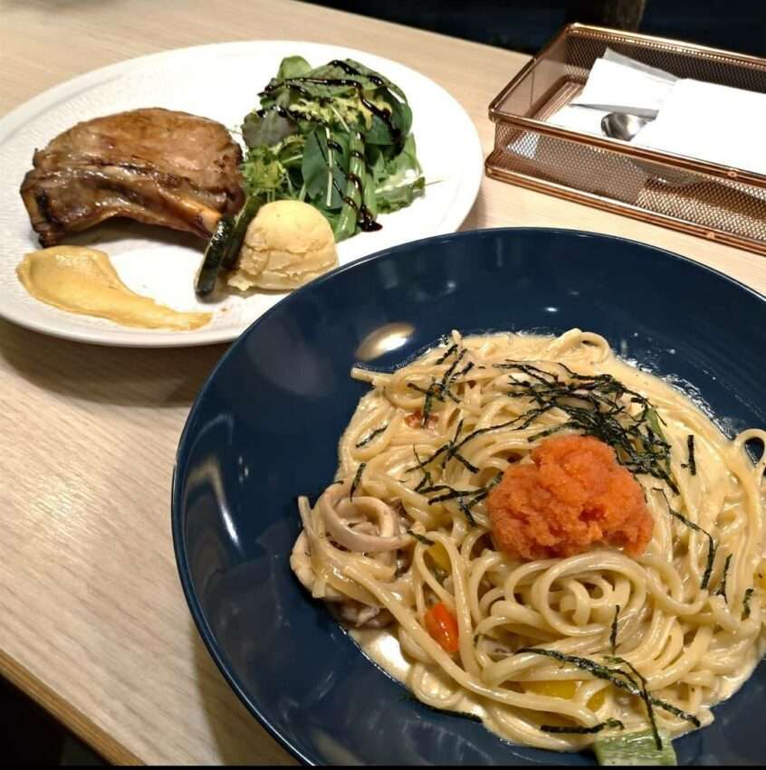 庫肯花園のイタリア式料理。花園風の雰囲気の中に料理が並ぶ