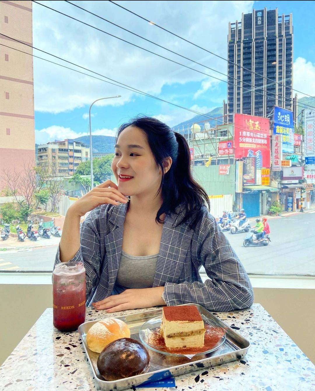REEDS Cafeの内部。モダンでスッキリとしたインテリア