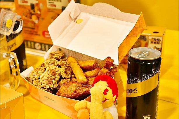 就嗨雙雞餐セット:ノンアル炭酸水と2種チキン、サツマイモフライが並ぶ