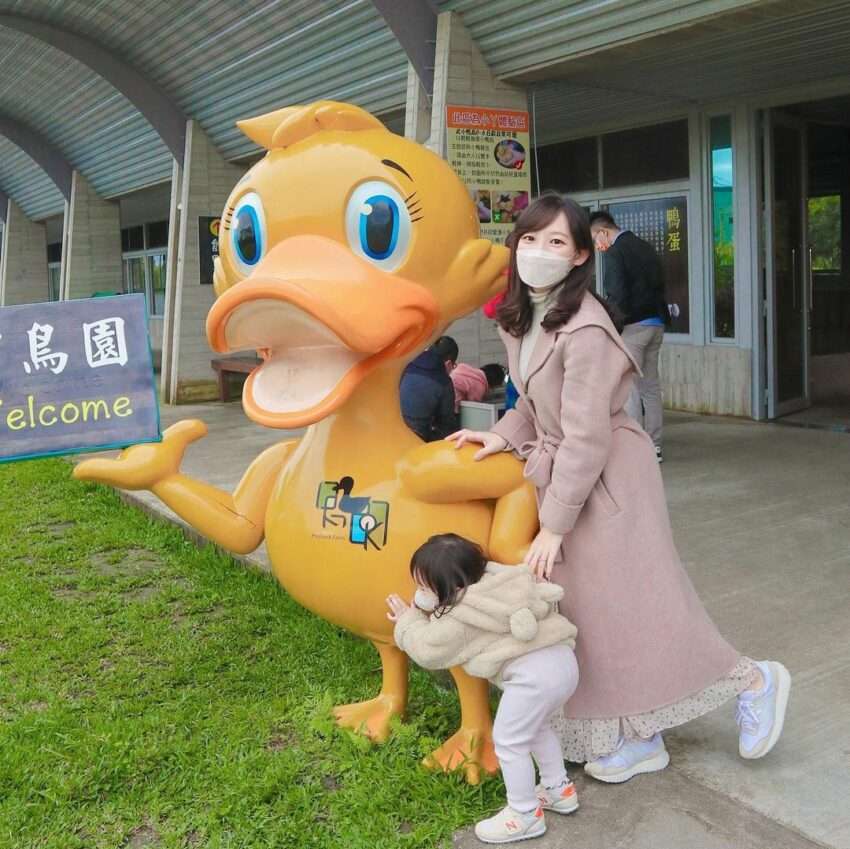 宜蘭ジャーニャオ園のコンクリート打放し鴨舎。清潔な環境の中でアヒルに餌やりをしている来場者