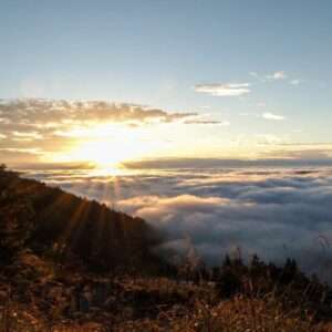 太平山の日の出と雲海。朝焼けが空と雲海を赤く染める