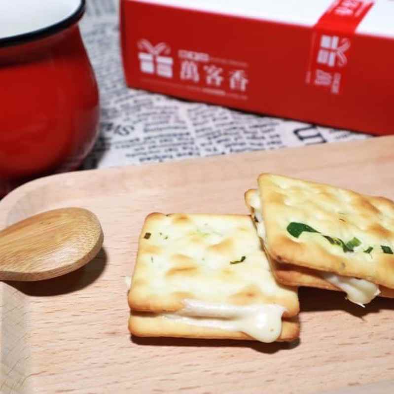 万客香のヌガービスケット。クラッカーにヌガーを挟んだ台湾式お土産