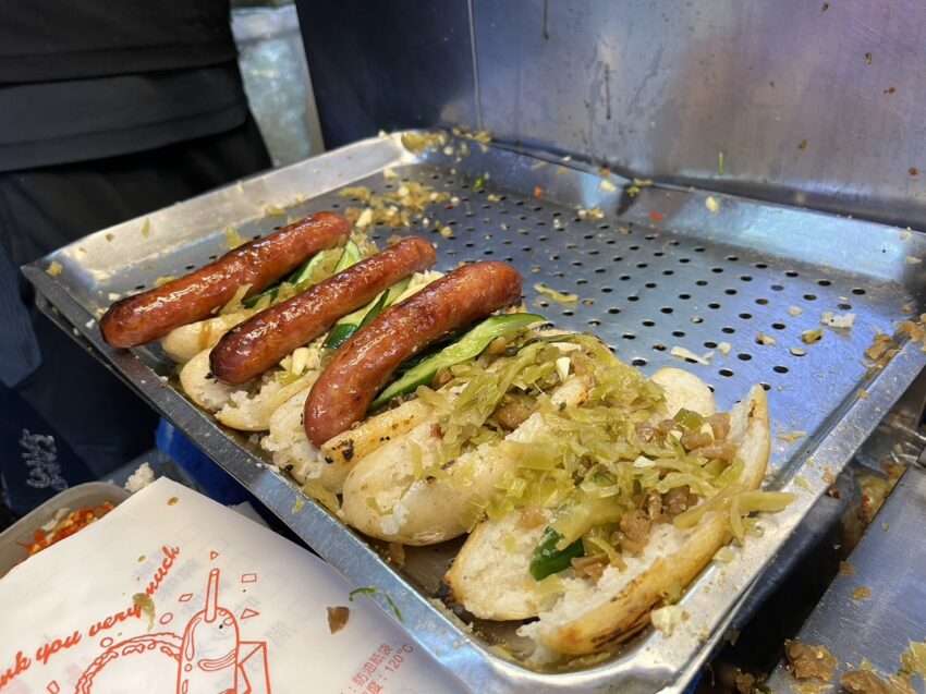官芝霖大腸包小腸の屋台。店主が米腸を手作りしている様子