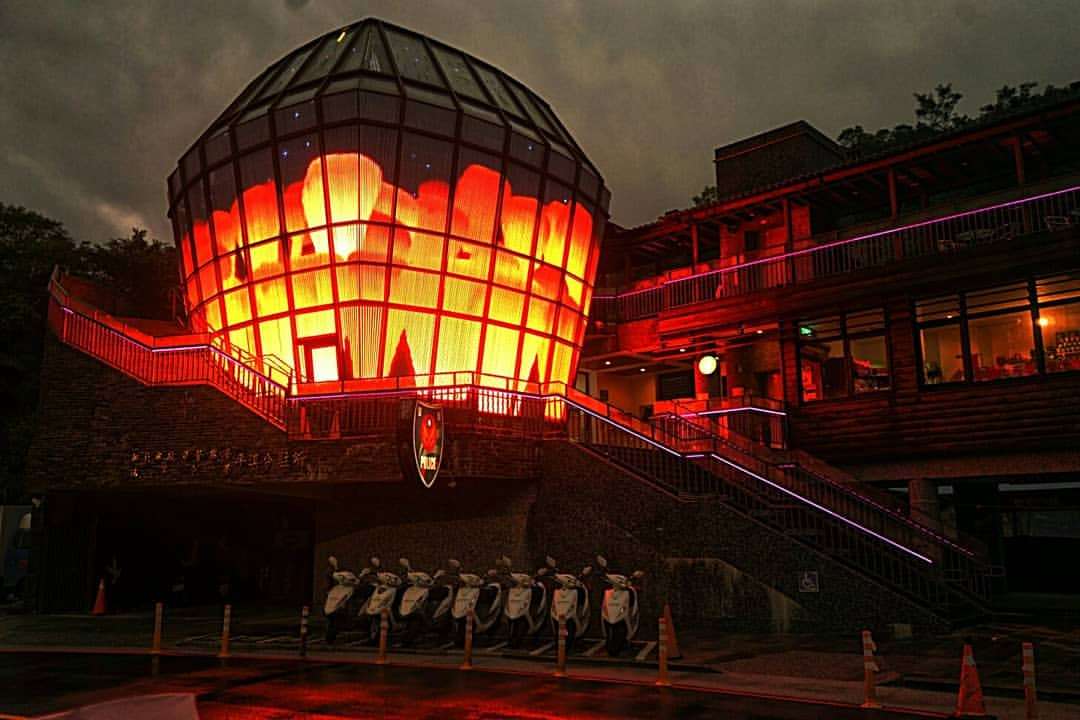 菁桐天燈館の内部に展示されたカラフルな天燈の数々