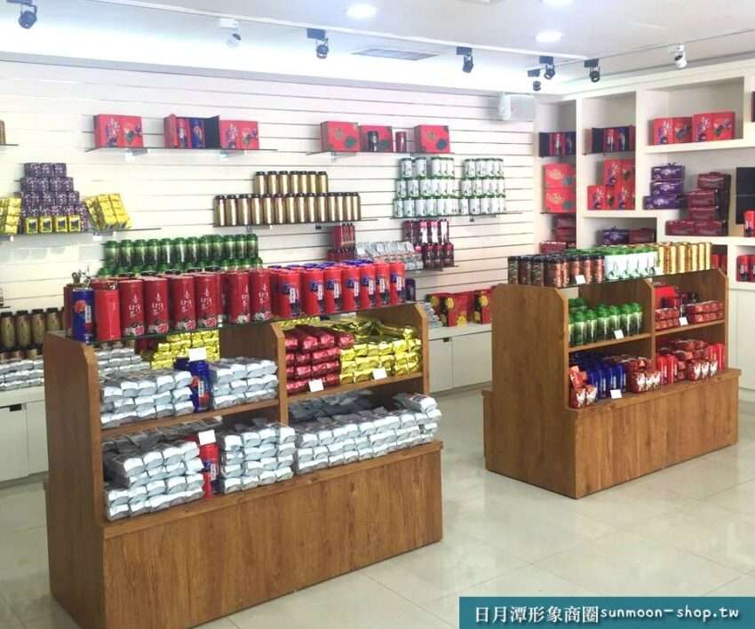 日月潭茶館の内部。茶器と茶葉が並ぶ落ち着いた試飲空間