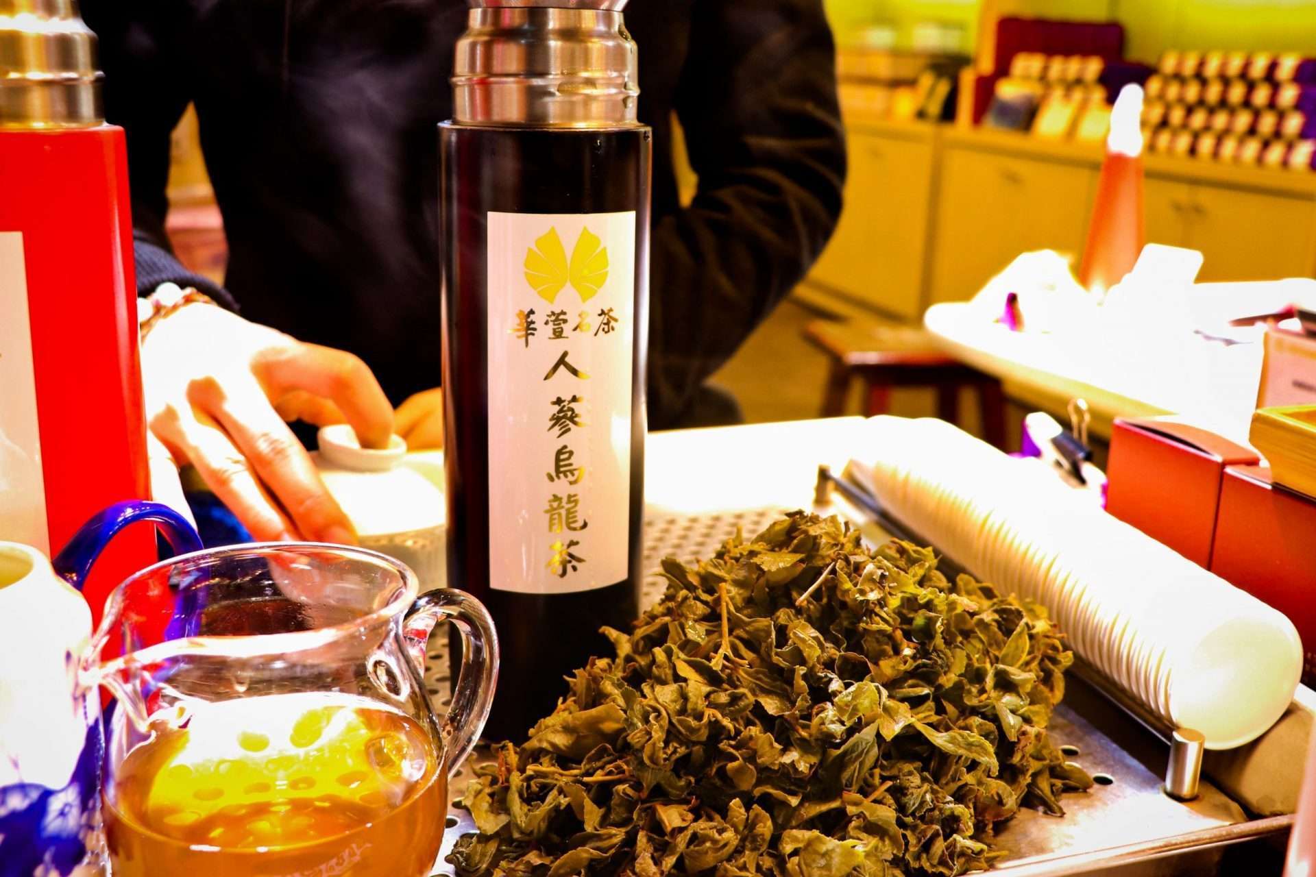 華萱名茶の人参烏龍茶。試飲してから購入量を決められます