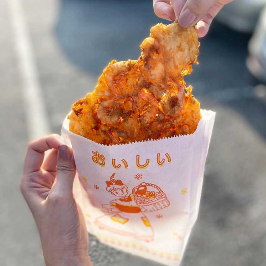蘇澳無名蝦餅店:黄金色に揚がったエビせんべいのアップ