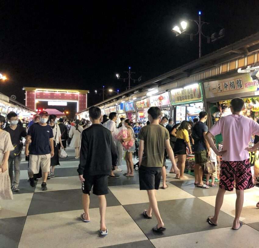 東大門夜市の懐かしの遊戯エリアの夜間イルミネーションと遊具
